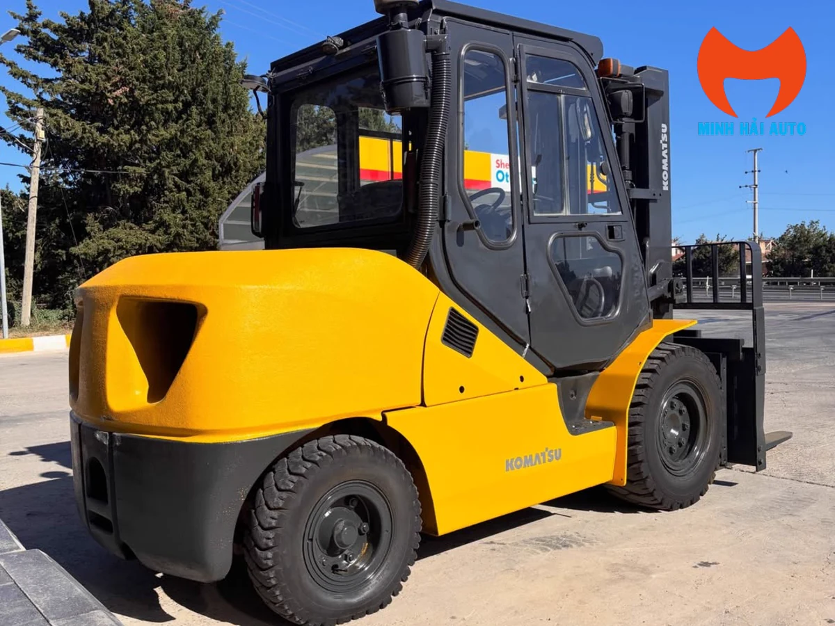 Xe nâng Komatsu FD50 nhìn từ góc sau với đối trọng mang chữ Komatsu