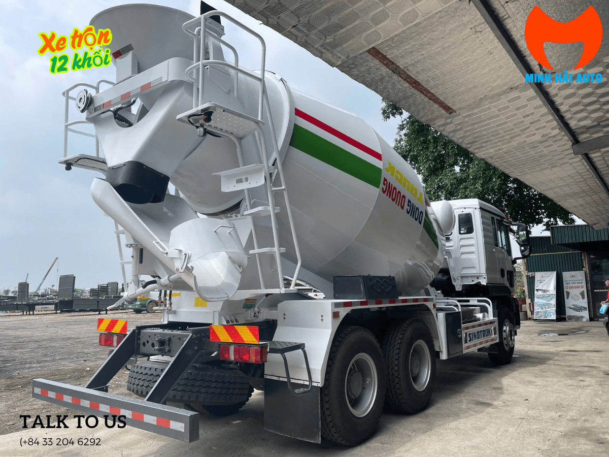 Kỹ thuật viên của Minh Hải Auto đang bảo trì hệ thống bồn của xe trộn bê tông.