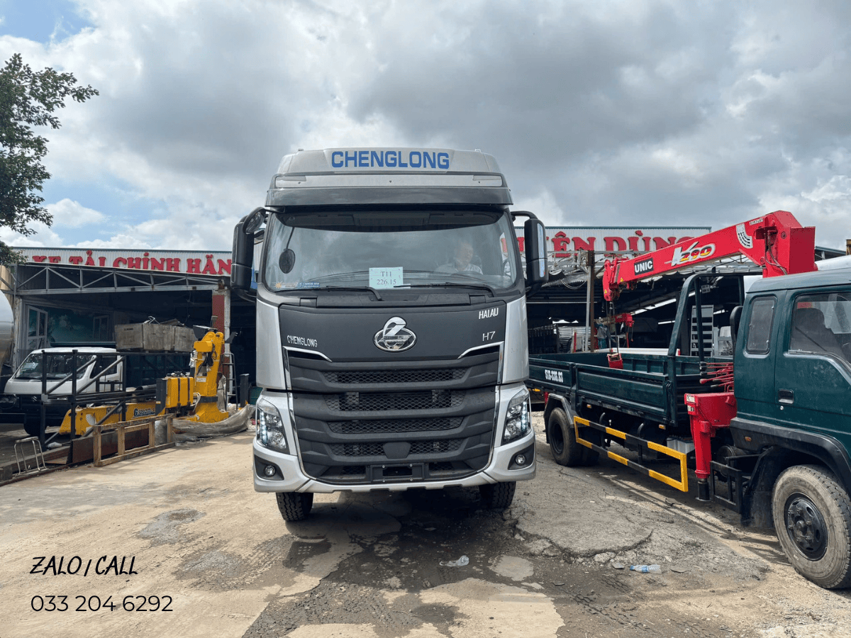 Kỹ thuật viên đang bảo dưỡng động cơ Yuchai YC6L330-50 trên xe bồn chở cám ChengLong.