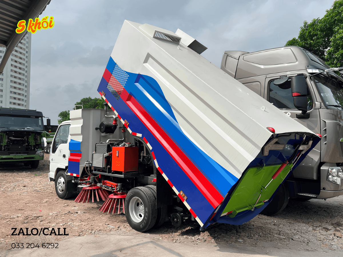 Kỹ thuật viên đang bảo dưỡng hệ thống chổi quét của xe quét đường isuzu 5 khối.