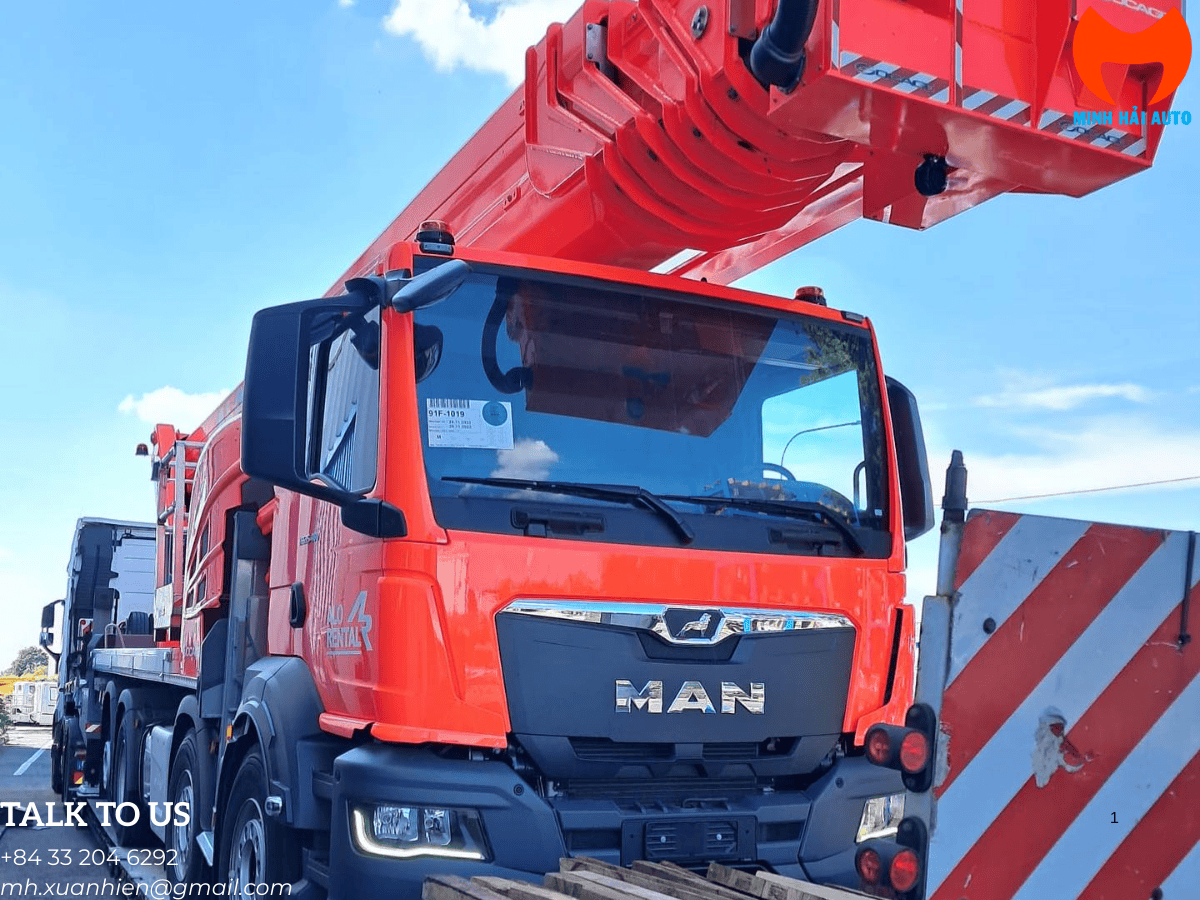 Kỹ thuật viên đang kiểm tra hệ thống thủy lực của xe nâng người 75m.