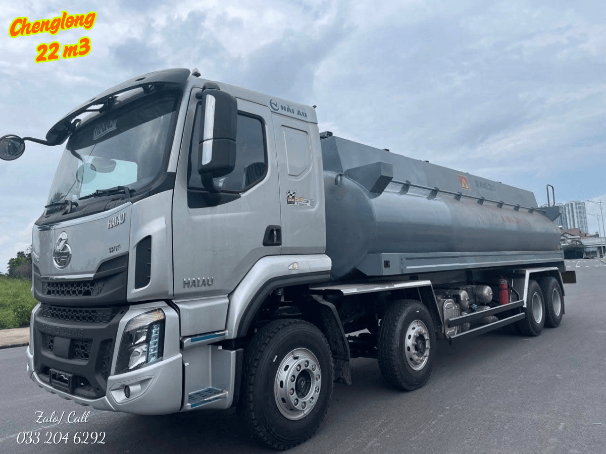 Kỹ thuật viên đang kiểm tra hệ thống van và bơm trên xe téc xăng dầu Chenglong 22 khối.