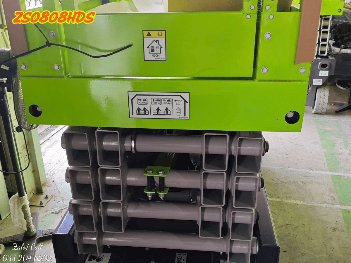 Kỹ thuật viên đang kiểm tra và bảo dưỡng ắc quy của xe nâng người cắt kéo 10m.