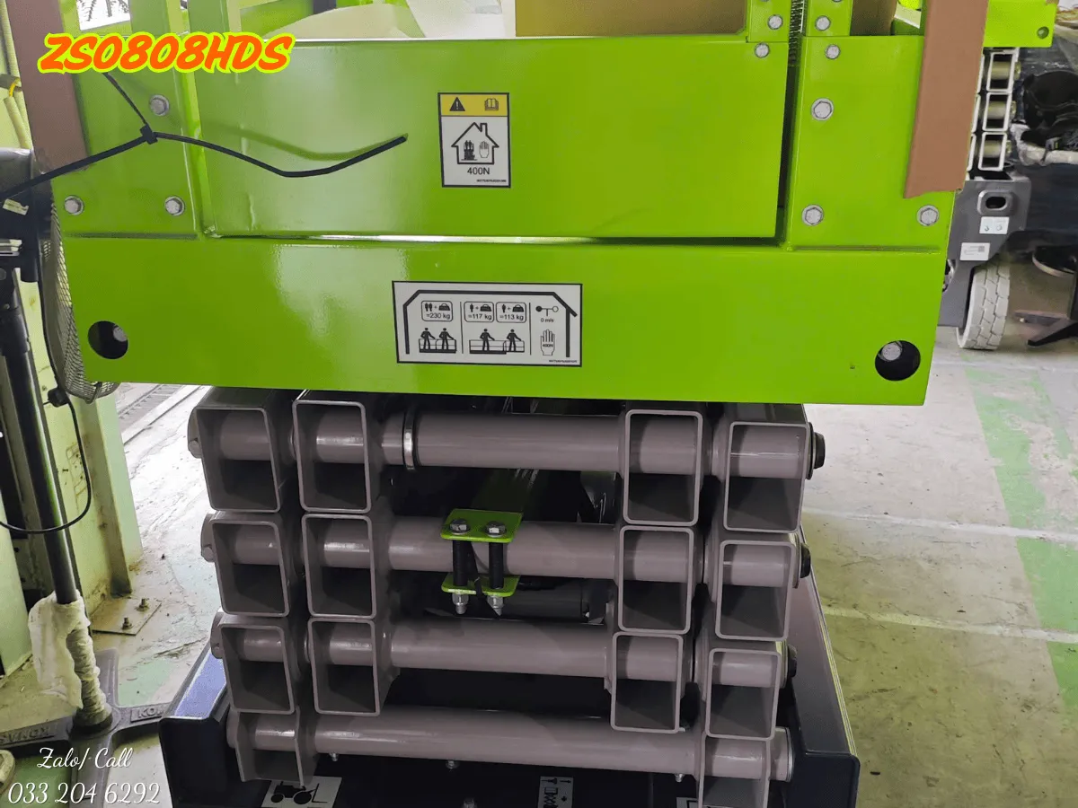 Kỹ thuật viên kiểm tra ắc quy xe nâng người cắt kéo Zoomlion