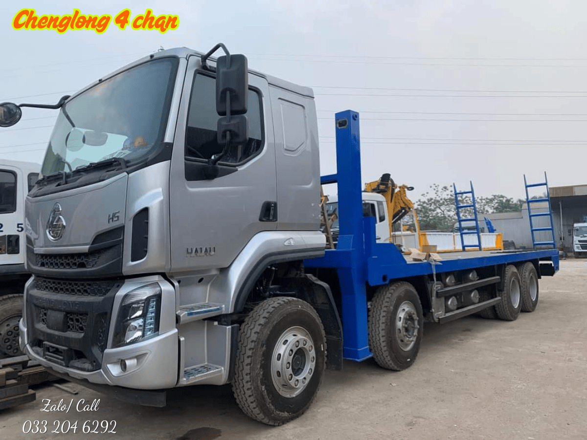 Kỹ thuật viên đang thực hiện bảo dưỡng hệ thống thủy lực của xe chở máy chenglong 4 chân.