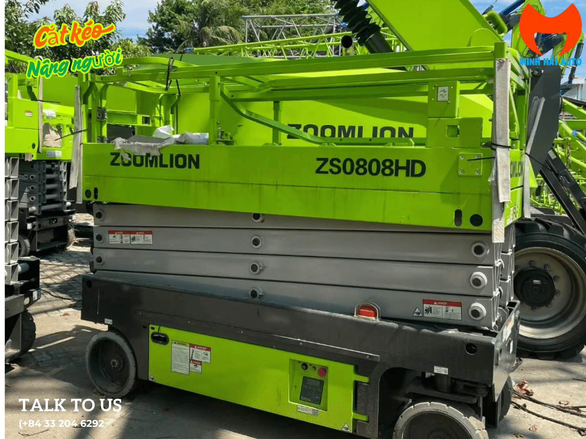 Kỹ thuật viên Minh Hải Auto đang bảo dưỡng xe nâng người