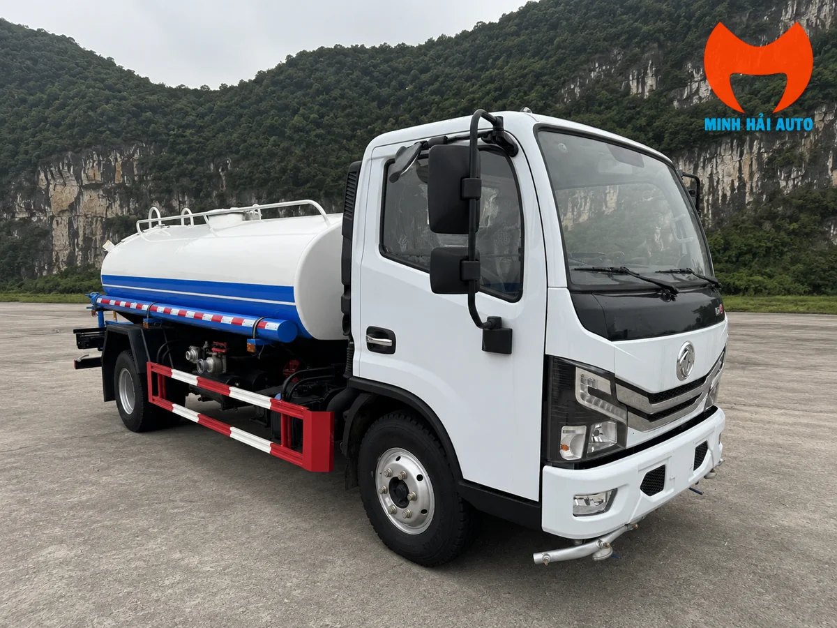 Xe phun nước rửa đường chuẩn bị vận hành theo tuyến