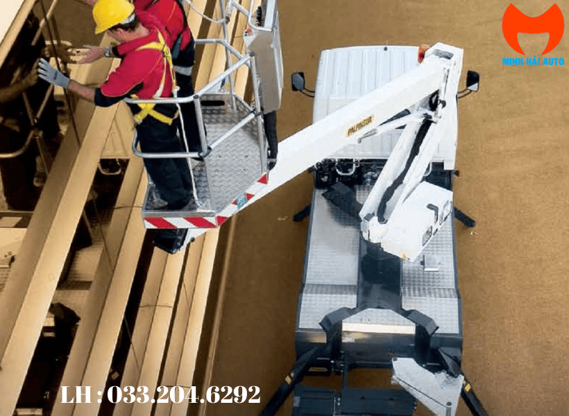 Xe nâng người Socage làm việc trên cao do Minh Hải JSC phân phối