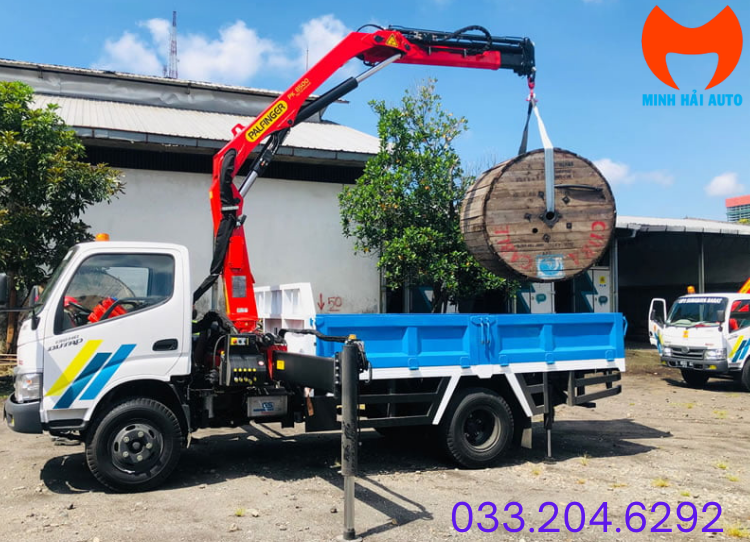 Hình ảnh tổng quan về cẩu gập Palfinger gắn trên xe tải