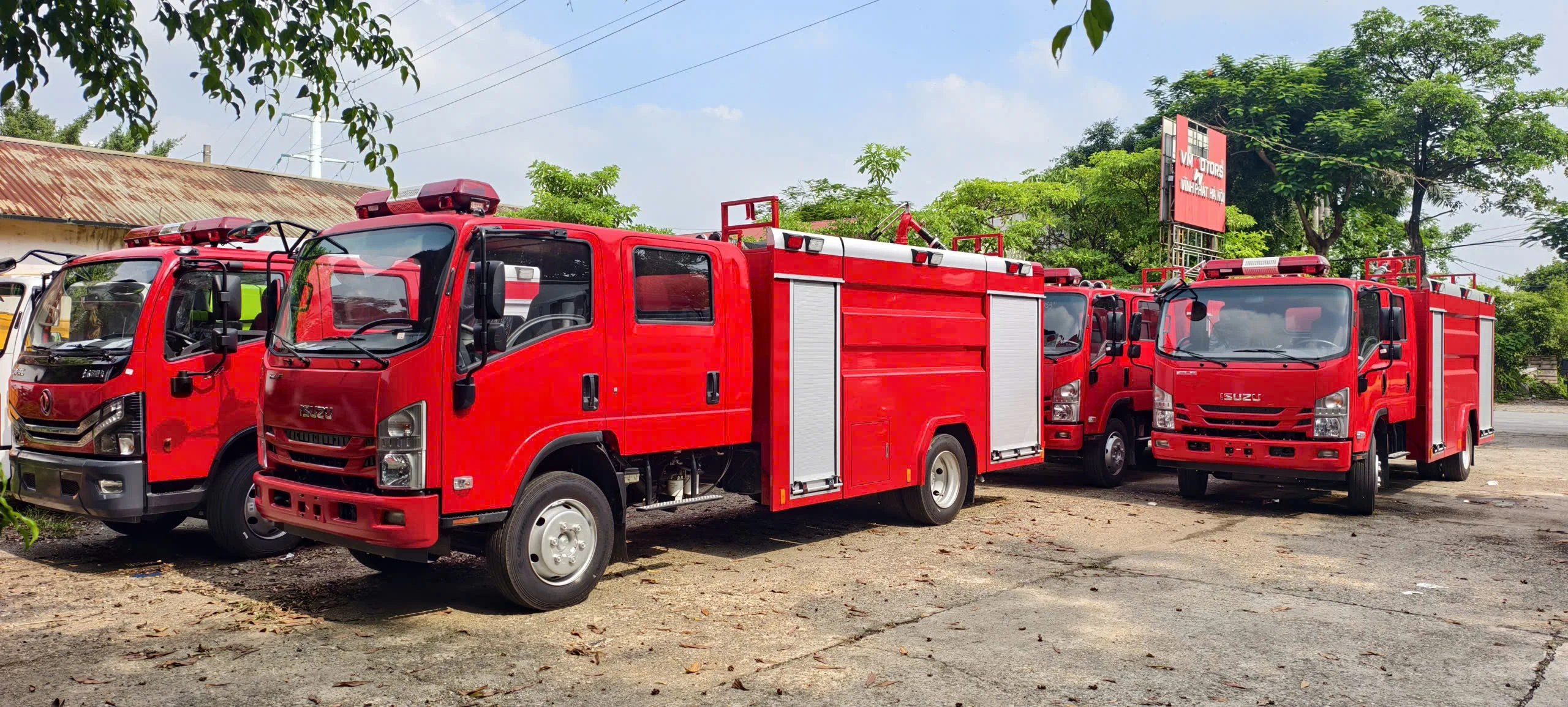 Lô xe cứu hỏa Isuzu và Dongfeng cabin kép tập kết tại bãi trước khi bàn giao