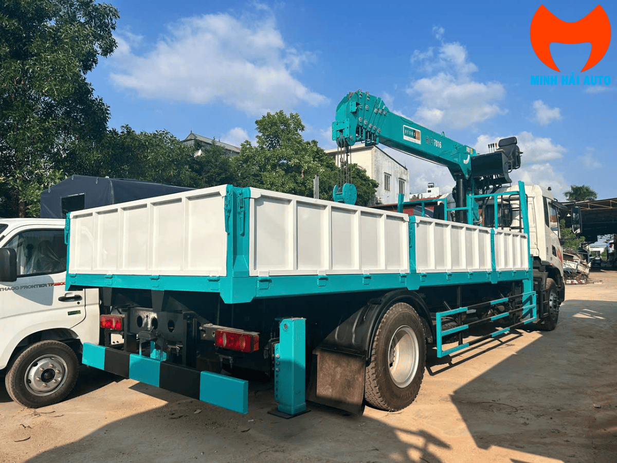 Lòng thùng hàng dài 6.4m của xe tải Dongfeng B180 sau khi lắp cẩu tự hành 6 tấn HLC-7016.