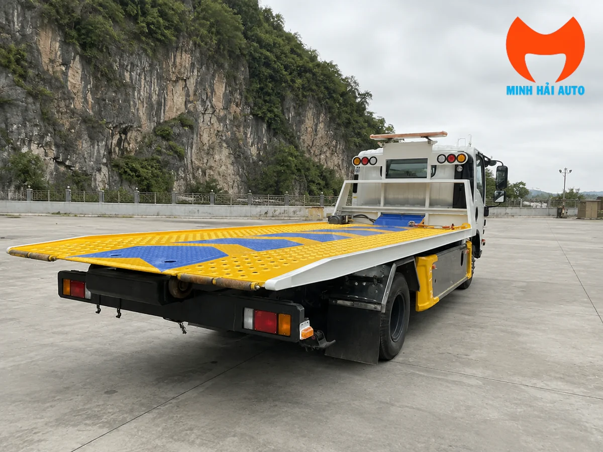 Mặt sàn xe cứu hộ sàn trượt Isuzu nhìn từ phía sau
