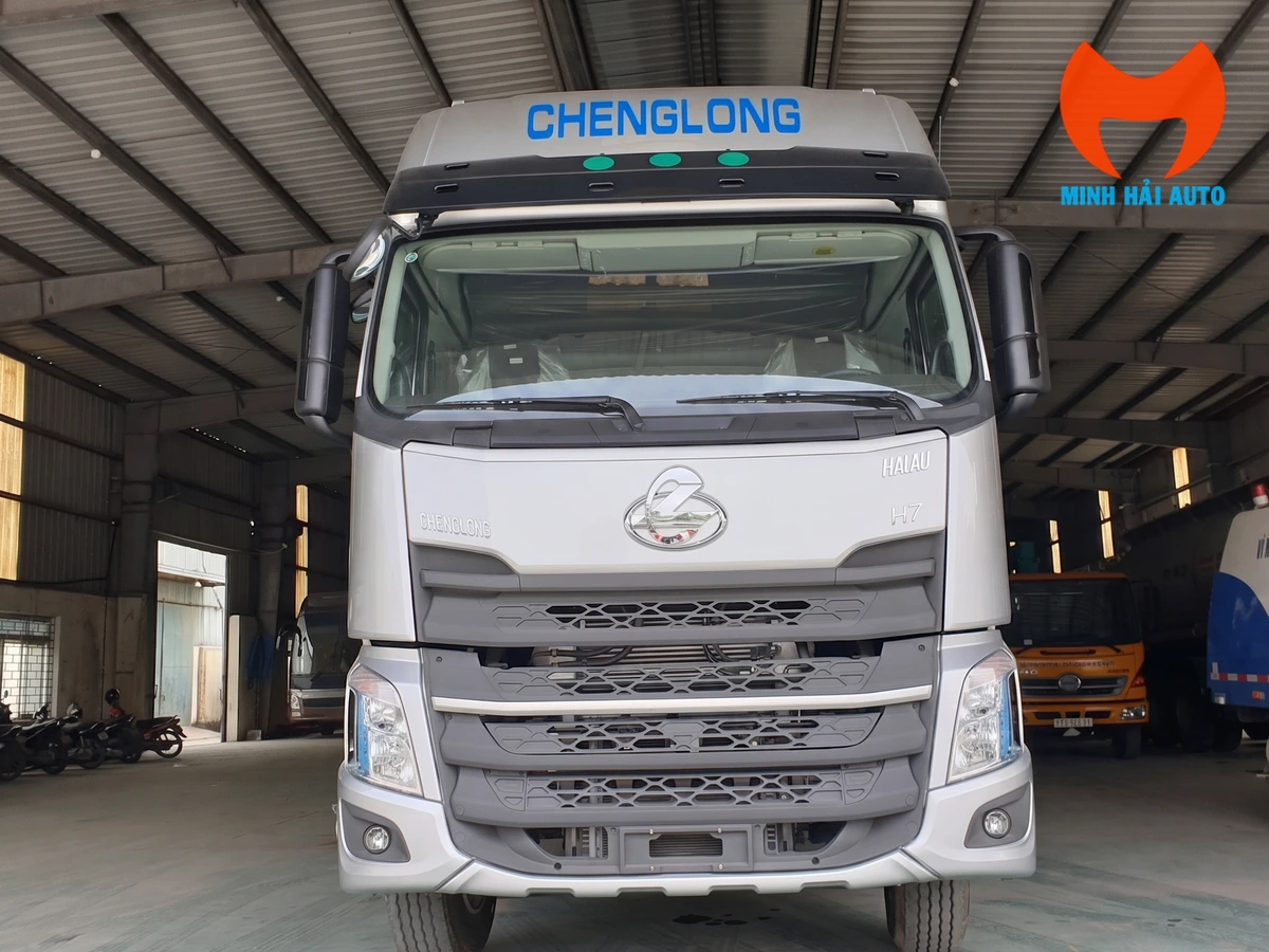 Mặt trước cabin Chenglong H7 xe bồn xăng dầu