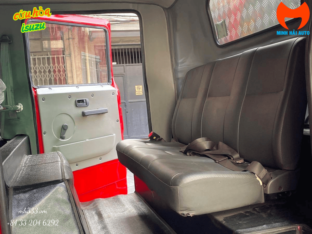 Mặt trước mạnh mẽ của xe chữa cháy Isuzu NQR75HE5 màu trắng, với logo Isuzu nổi bật trên lưới tản nhiệt và hệ thống đèn chiếu sáng được thiết kế để đảm bảo tầm nhìn tốt trong mọi điều kiện hoạt động.