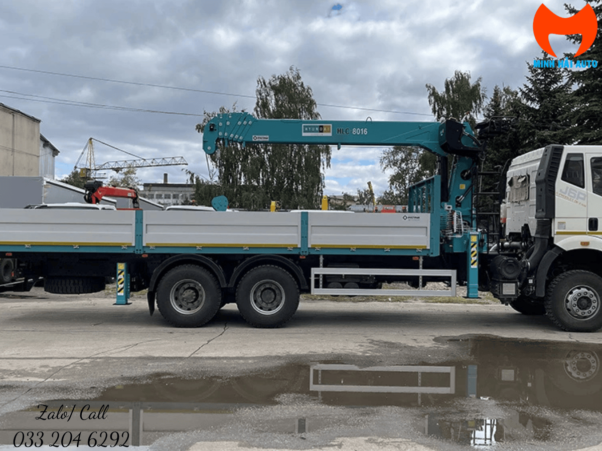 Mẫu xe tải gắn cẩu FAW CA3250 với cẩu HLC 8016 sẵn sàng bàn giao tại showroom FAW Minh Hải.