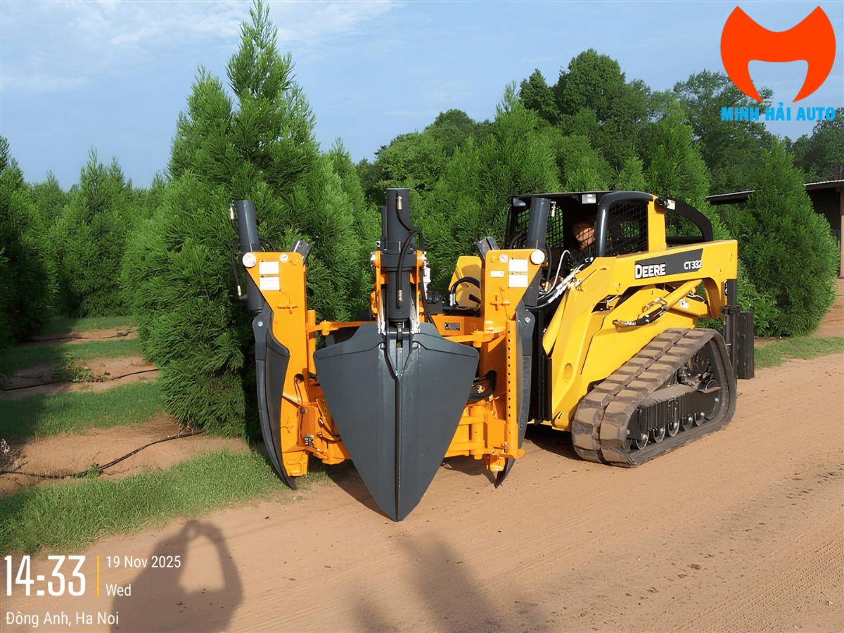 Máy bứng cây gắn xúc lật Optimal 1400 đang di dời cây xanh chuyên nghiệp.