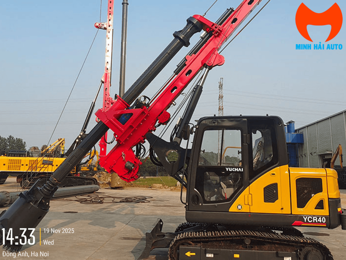 Máy khoan cọc nhồi đường kính 1000mm Yuchai YCR40 đang thi công tại công trường xây dựng.