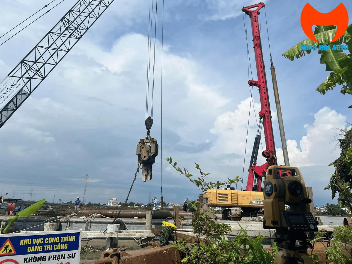 Máy khoan cọc nhồi SANY SR250C đang thi công nền móng cho công trình lớn