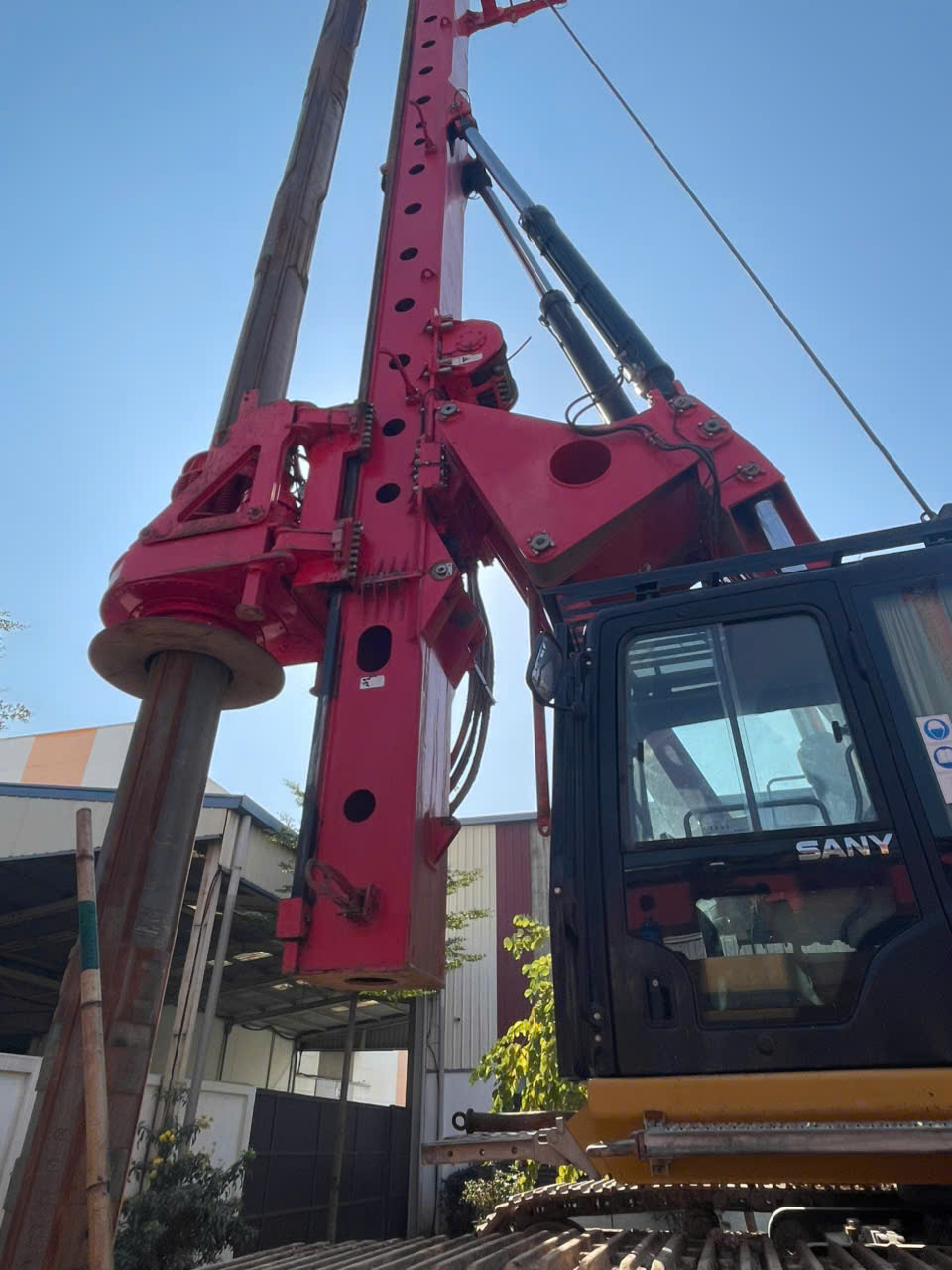 Máy khoan cọc nhồi SANY SR360R thi công móng trụ cho một cây cầu lớn