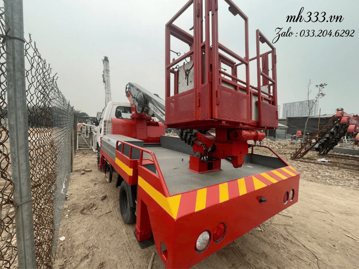 Minh Hải Auto bàn giao xe nâng người 18m cũ cho khách hàng.