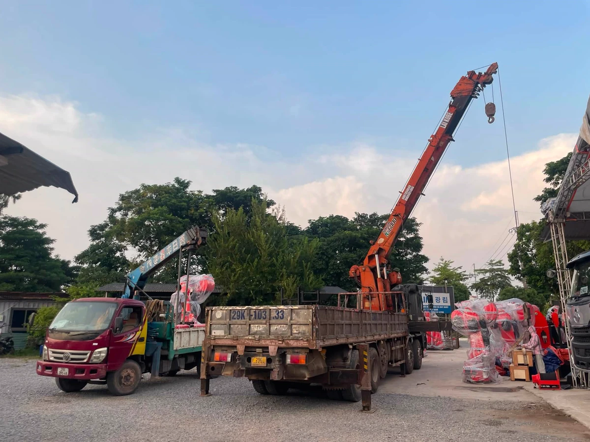 Xe tải gắn cẩu mở chân chống khi làm việc bên hông