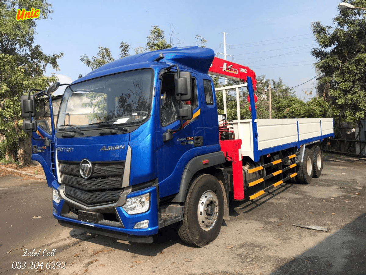 Một chiếc cẩu tự hành Soosan của Hàn Quốc đang hoạt động bên cạnh cẩu Unic, thể hiện sự cạnh tranh về giá. 