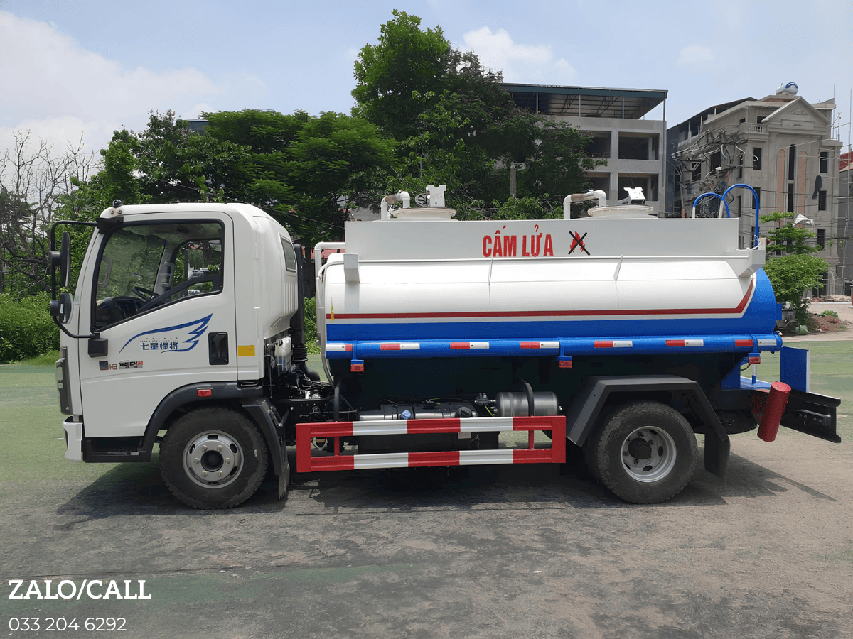 Một chiếc xe bồn chở xăng dầu 6 khối HOWO chính hãng sẵn sàng được bàn giao cho khách hàng tại đại lý Minh Hải.