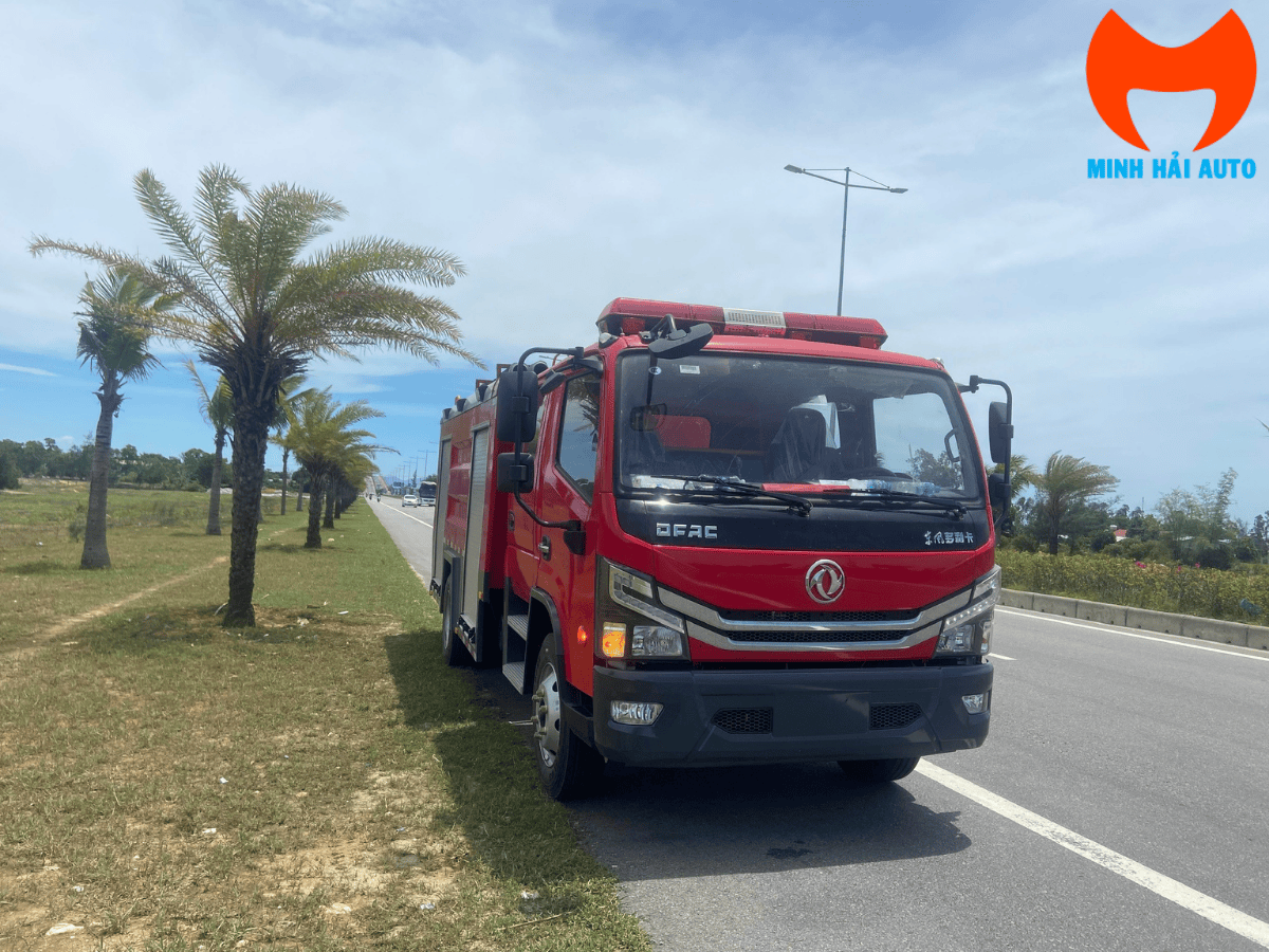 Một chiếc xe cứu hỏa 5 khối màu đỏ đang di chuyển linh hoạt trong khuôn viên nhà máy tại KCN.