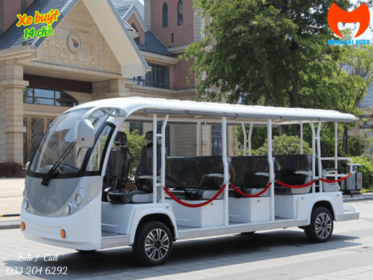 Một chiếc xe điện du lịch 14 chỗ đang di chuyển êm ái trên đường nội bộ của sân golf.