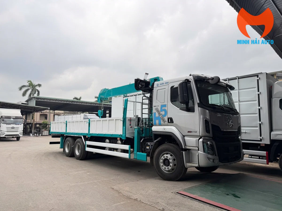 Nền xe Chenglong H5 3 chân gắn cẩu tự hành