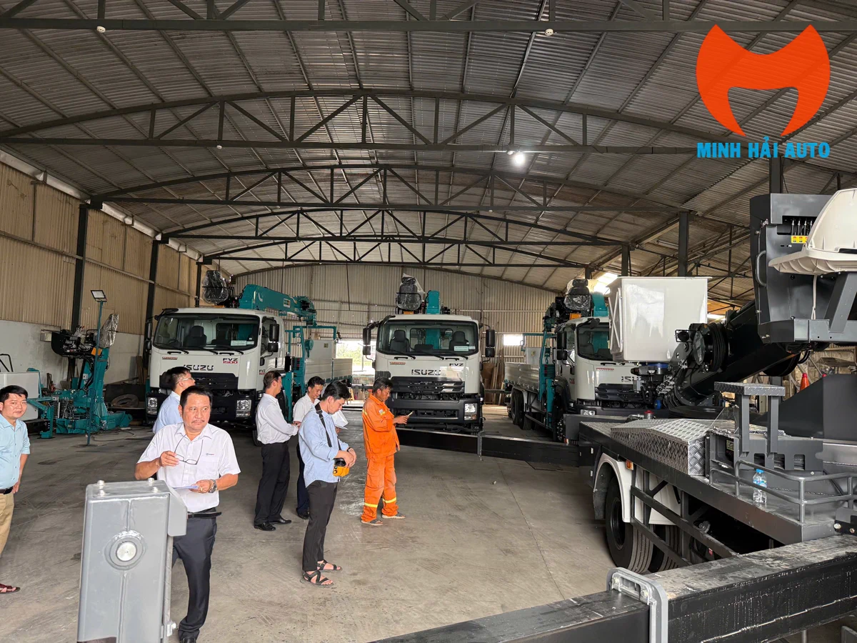 Nghiệm thu xe nâng người Isuzu tại xưởng Minh Hải Auto