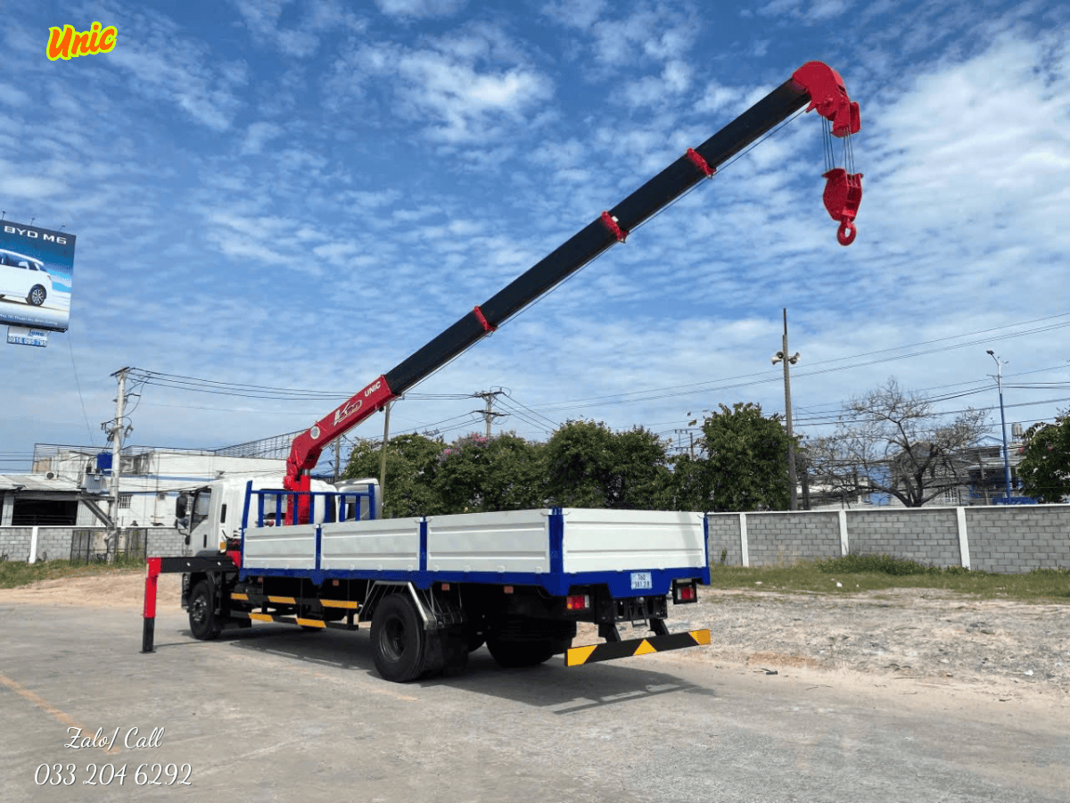 Người vận hành đang điều khiển cẩu Unic với bảng điều khiển, tuân thủ quy tắc an toàn lao động. 