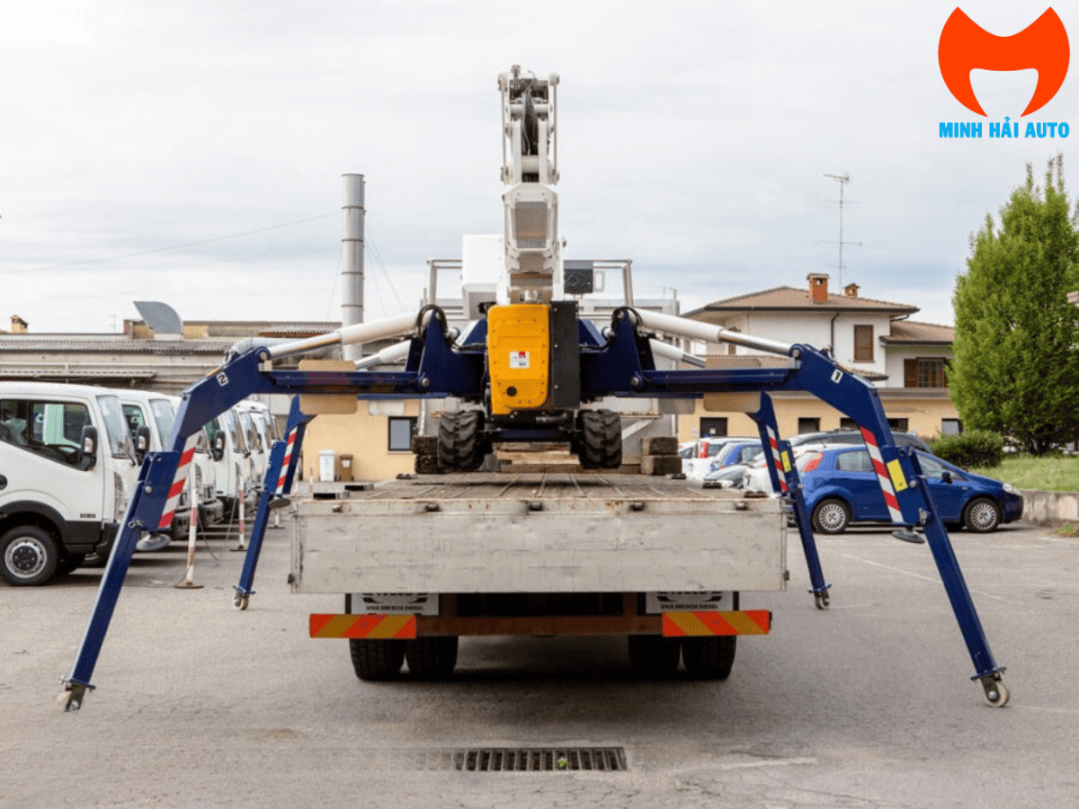 Người vận hành sử dụng điều khiển từ xa để điều khiển xe nâng người chân nhện 30m.