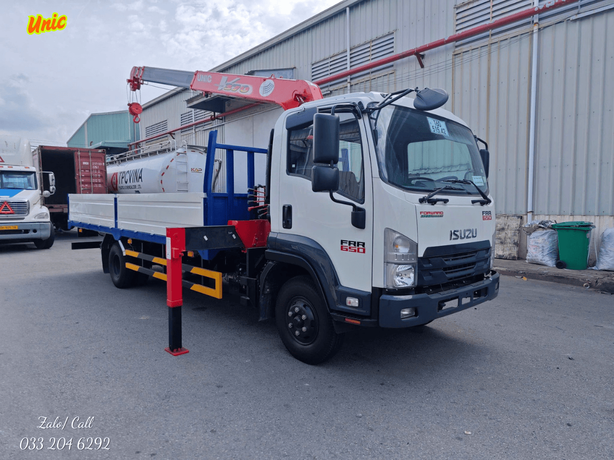 Nhân viên kỹ thuật đang kiểm tra hệ thống thủy lực và bộ trích công suất (PTO) của cẩu Unic. 