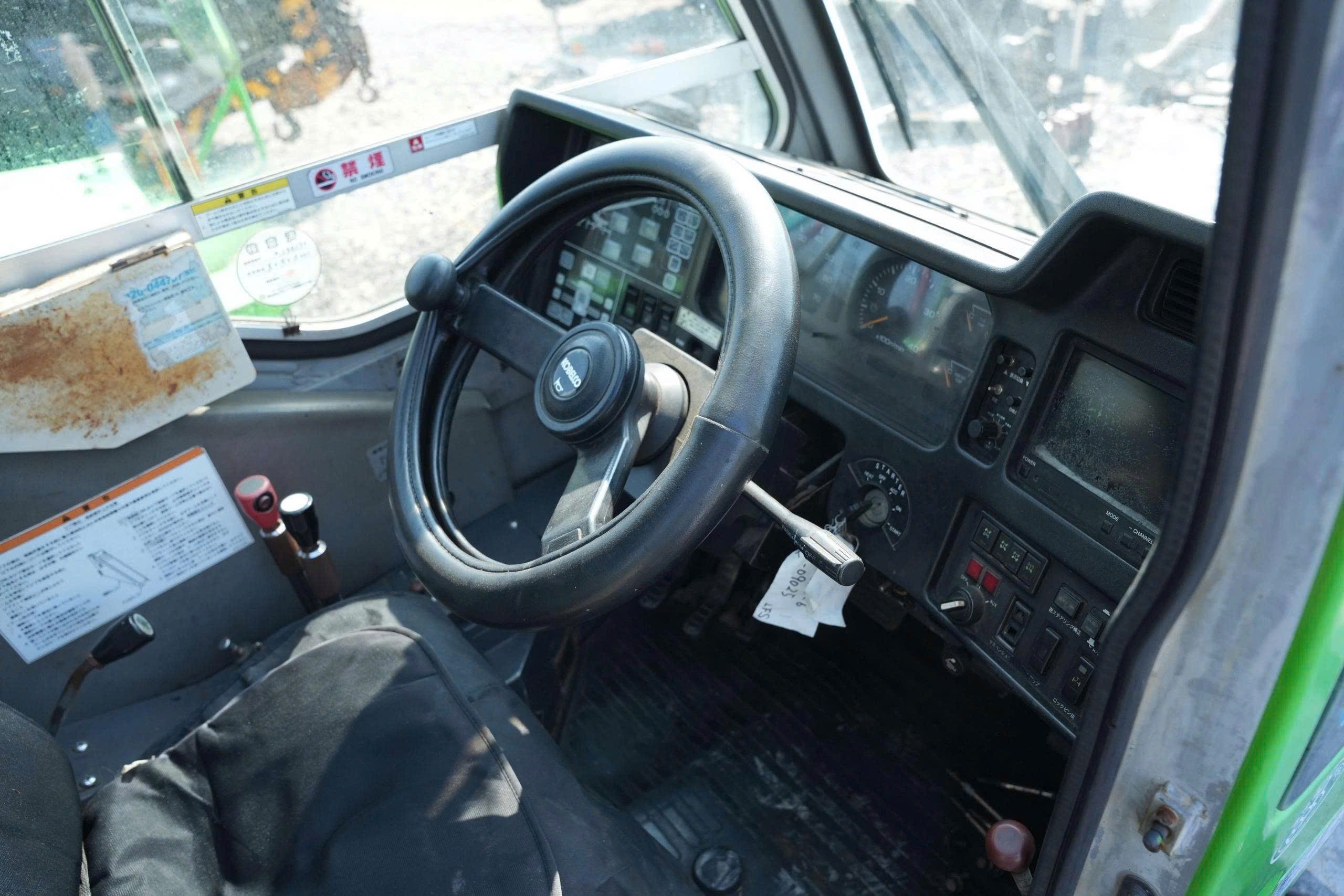 Nội thất cabin điều khiển hiện đại và tiện nghi của xe cẩu Kobelco 25 tấn