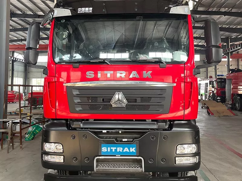 Nội thất cabin kép xe chữa cháy 18 khối Sinotruk Sitrak với giá đỡ bình thở SCBA.