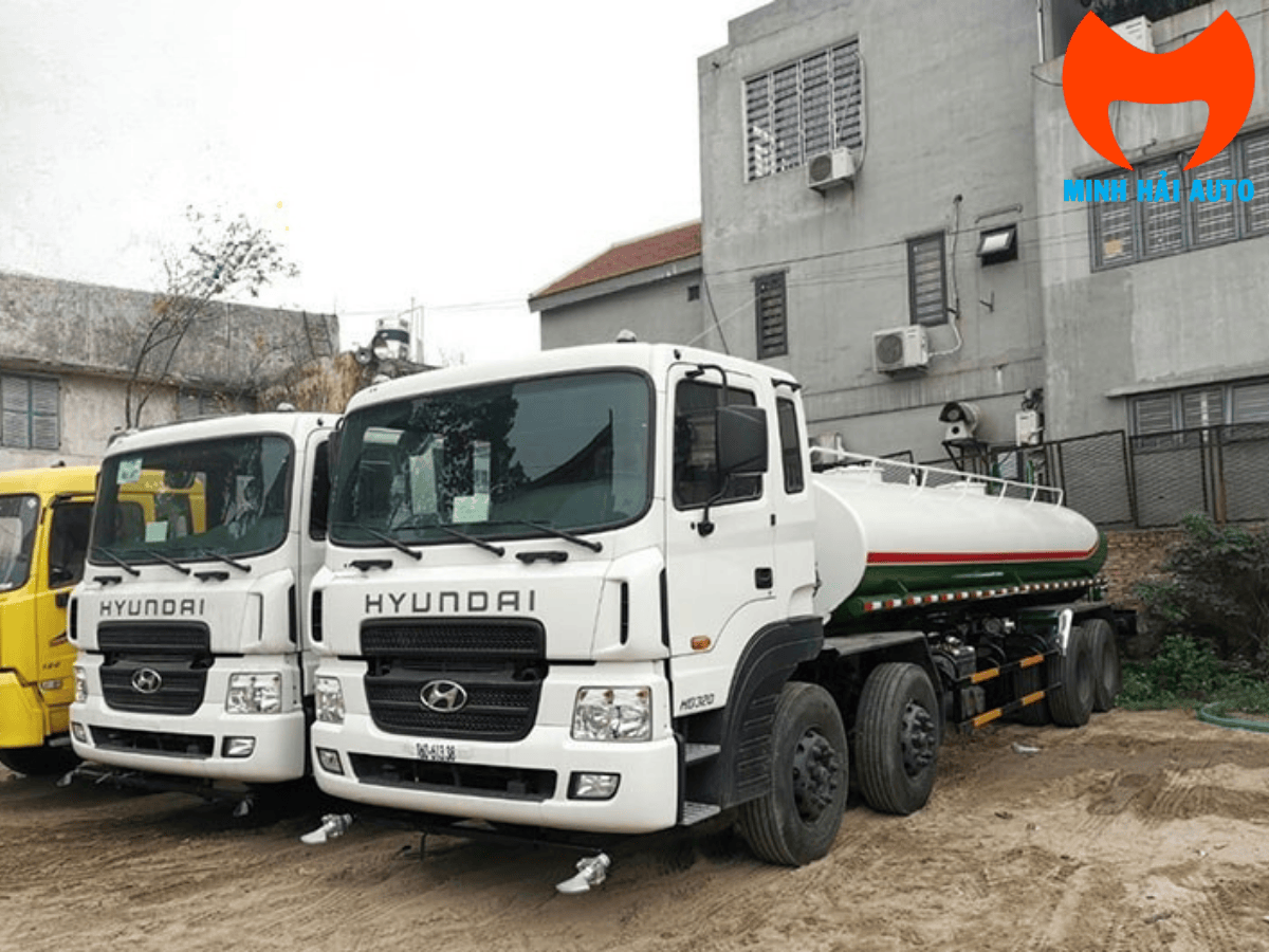 Nội thất cabin tiện nghi của xe phun nước rửa đường Hyundai HD320.