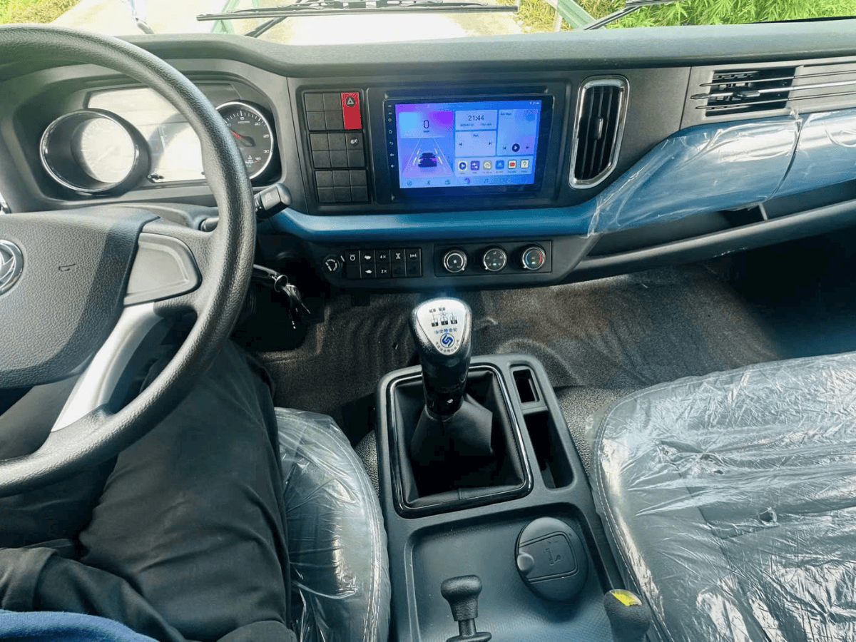 Nội thất cabin xe ben 8 tấn Chiến Thắng với vô lăng và bảng điều khiển trung tâm