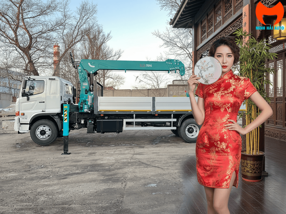 Nội thất cabin xe tải Hino 500 J7A với thiết kế rộng rãi, có túi ngủ phía sau và ghế lái treo khí nén.