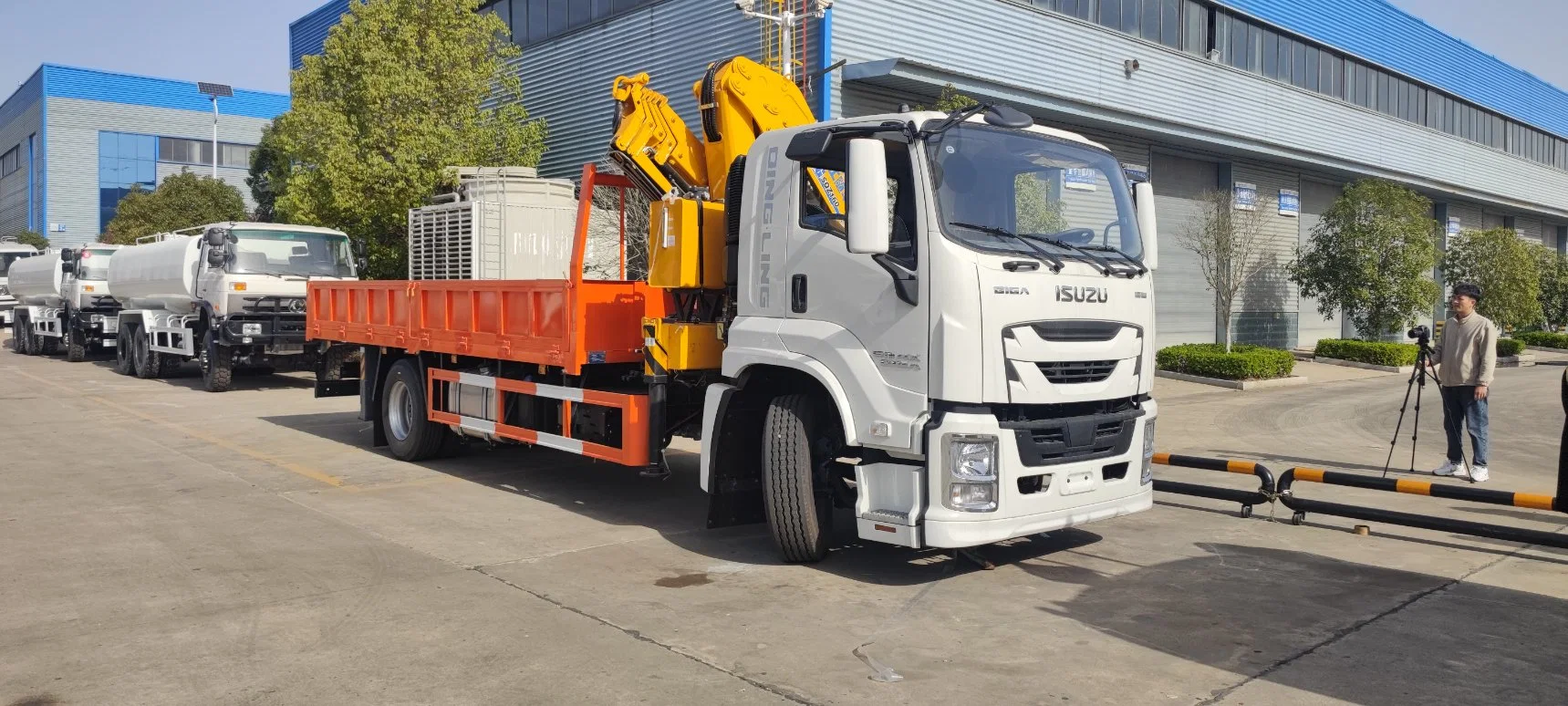 Nội thất cabin xe tải Isuzu Giga với giường nằm, ghế hơi và bảng điều khiển hiện đại.