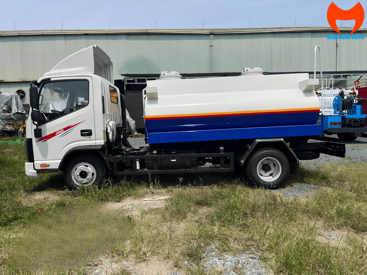 Nội thất cabin xe tải JAC N350 rộng rãi, trang bị điều hòa mát lạnh