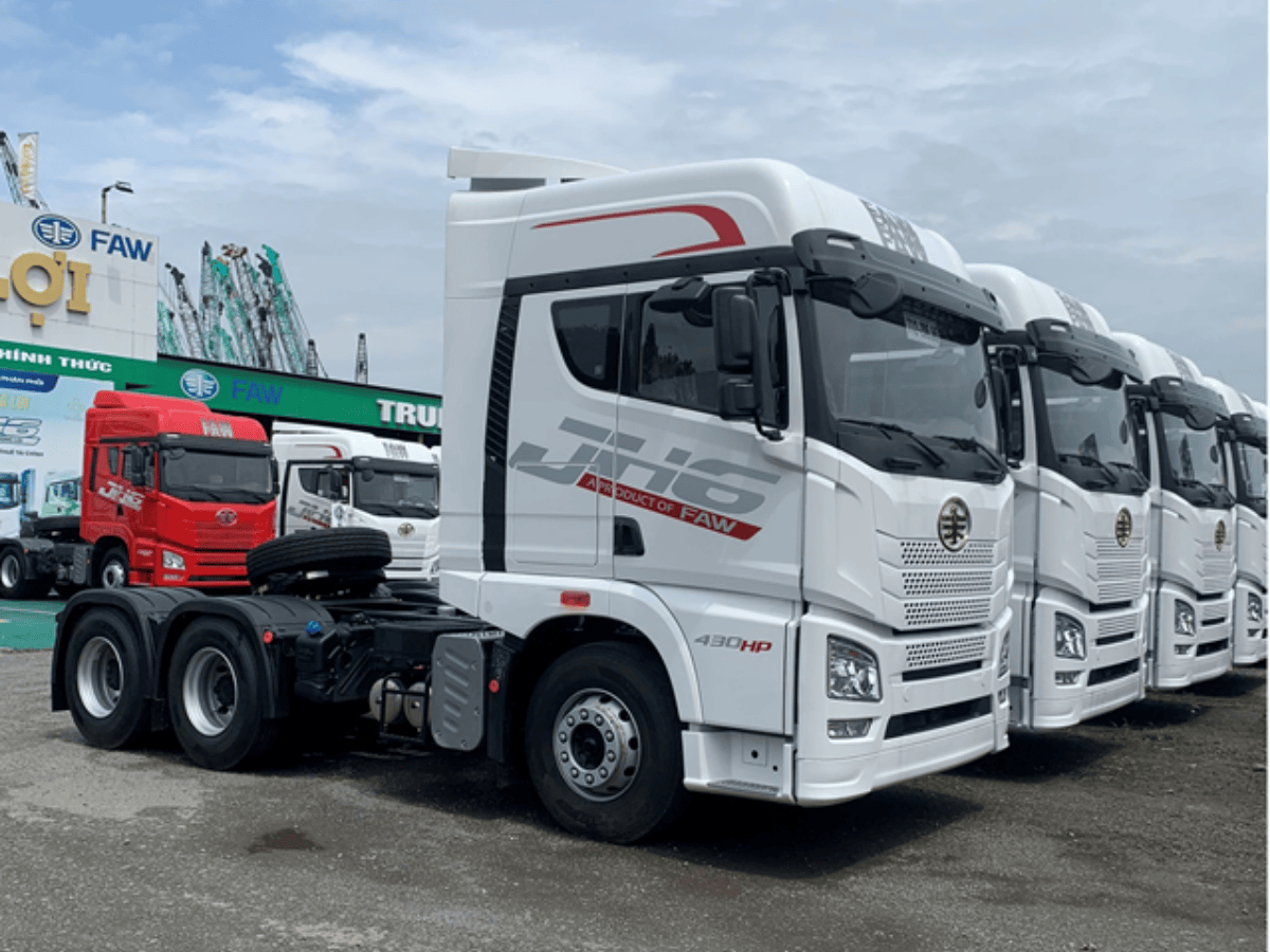 Nội thất cabin xe đầu kéo Faw JH6 rộng rãi với 2 giường nằm và ghế hơi.