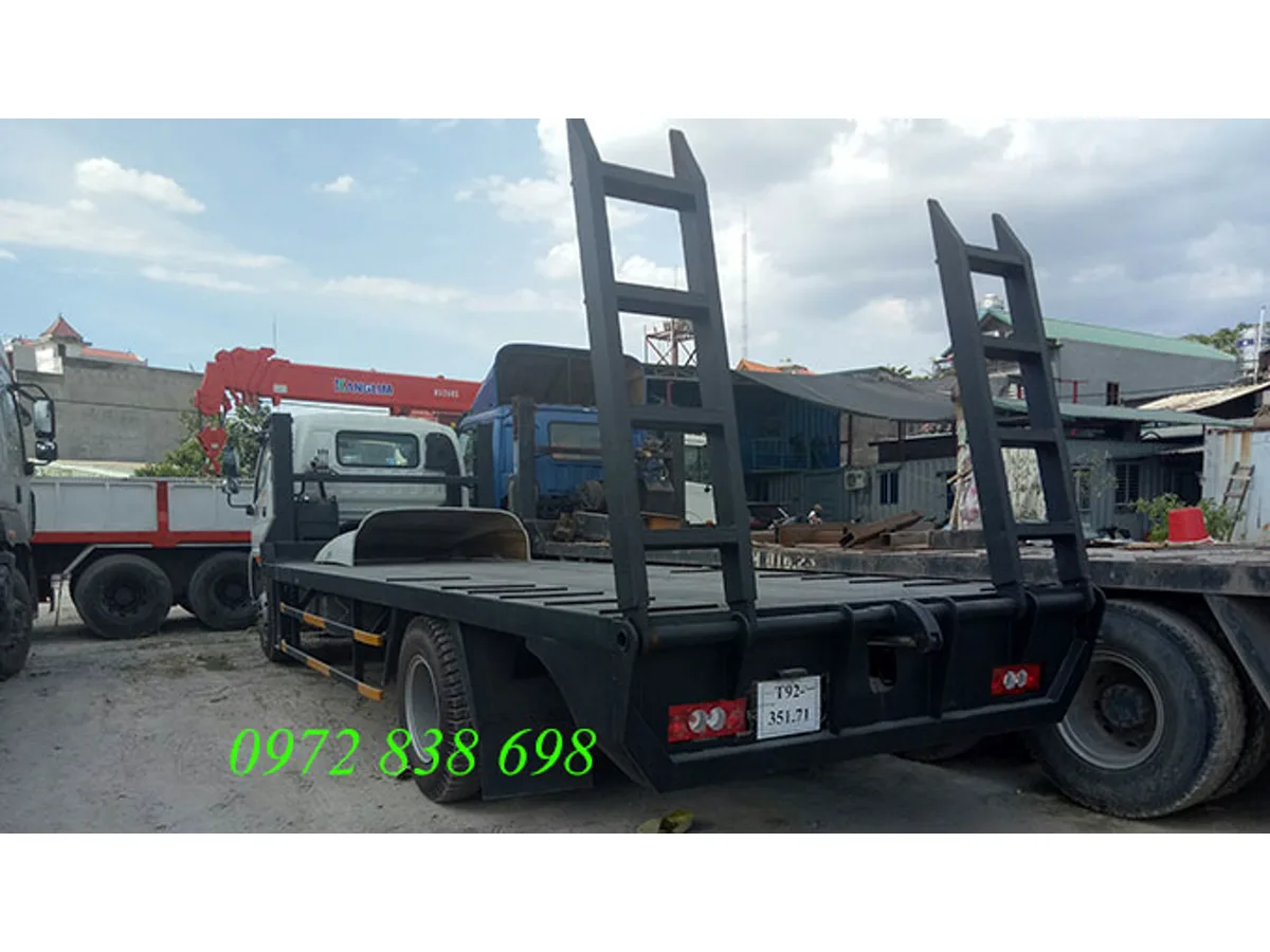 Hai cầu dẫn gập dựng đứng phía sau sàn chở máy của xe Ollin 900B