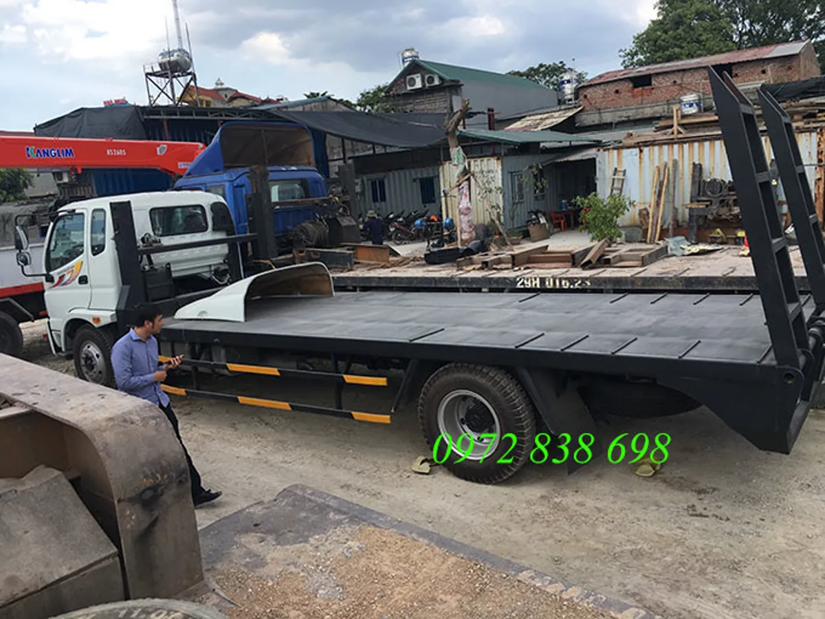 Sàn chở máy và cầu dẫn của xe nâng đầu Ollin 900B nhìn ngang từ bên phải