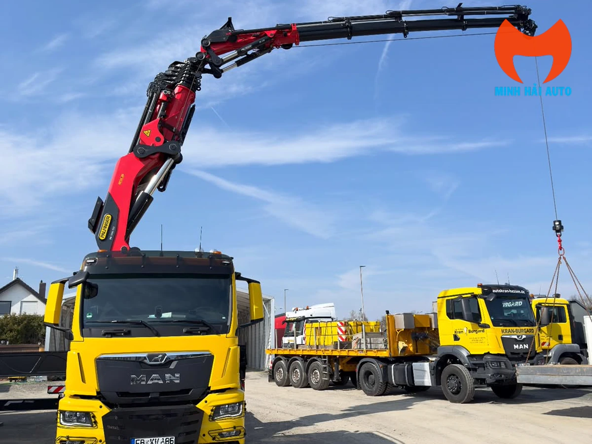 Cẩu gập Palfinger vươn cần phụ phía trên xe MAN với cáp tời và móc treo