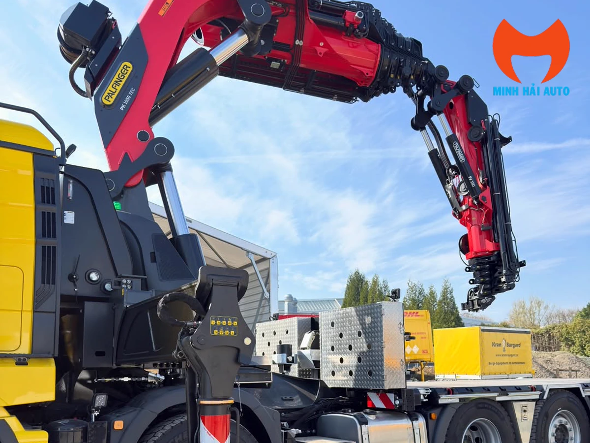 Cụm khớp gập và các đoạn cần phụ trên cẩu Palfinger màu đỏ