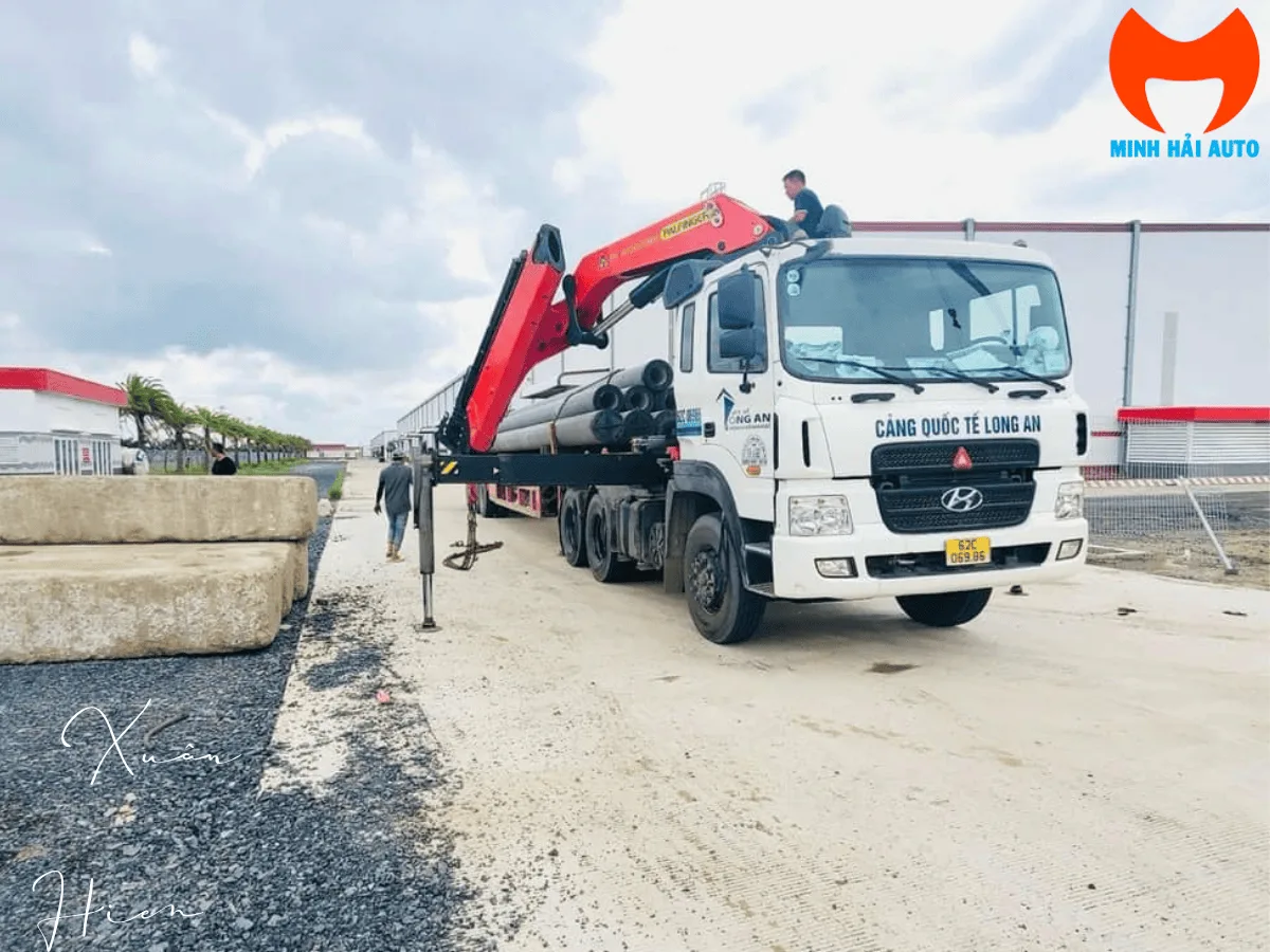 Cẩu gập Palfinger lắp trên xe tải Hyundai với chân chống triển khai