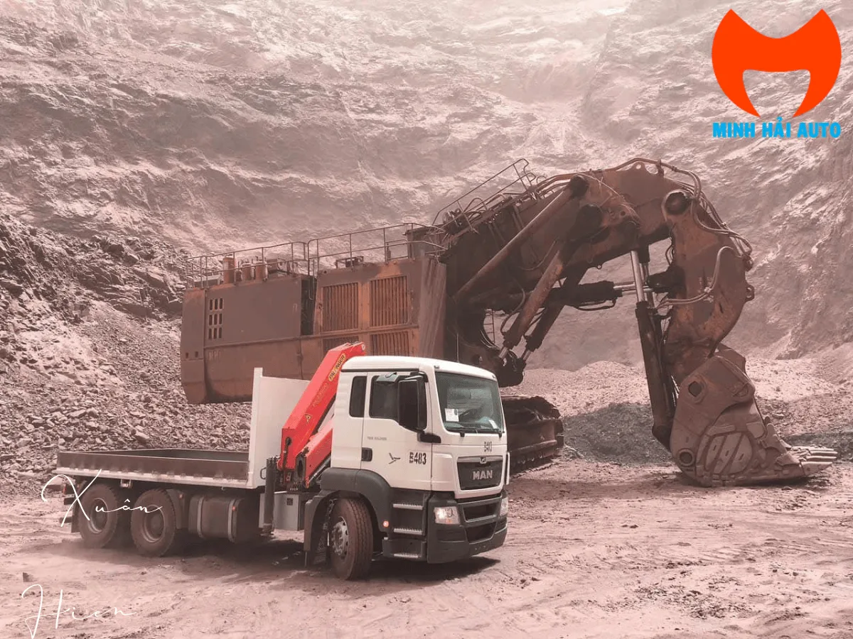 Cẩu gập Palfinger lắp sau cabin xe tải MAN tại khu vực khai thác