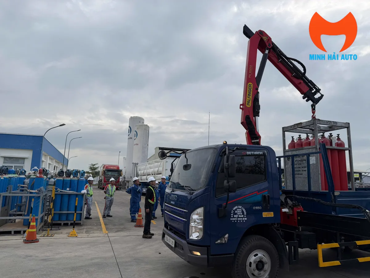 Cẩu gập Palfinger PK 8500 lắp trên xe tải tại khu vực nhà máy