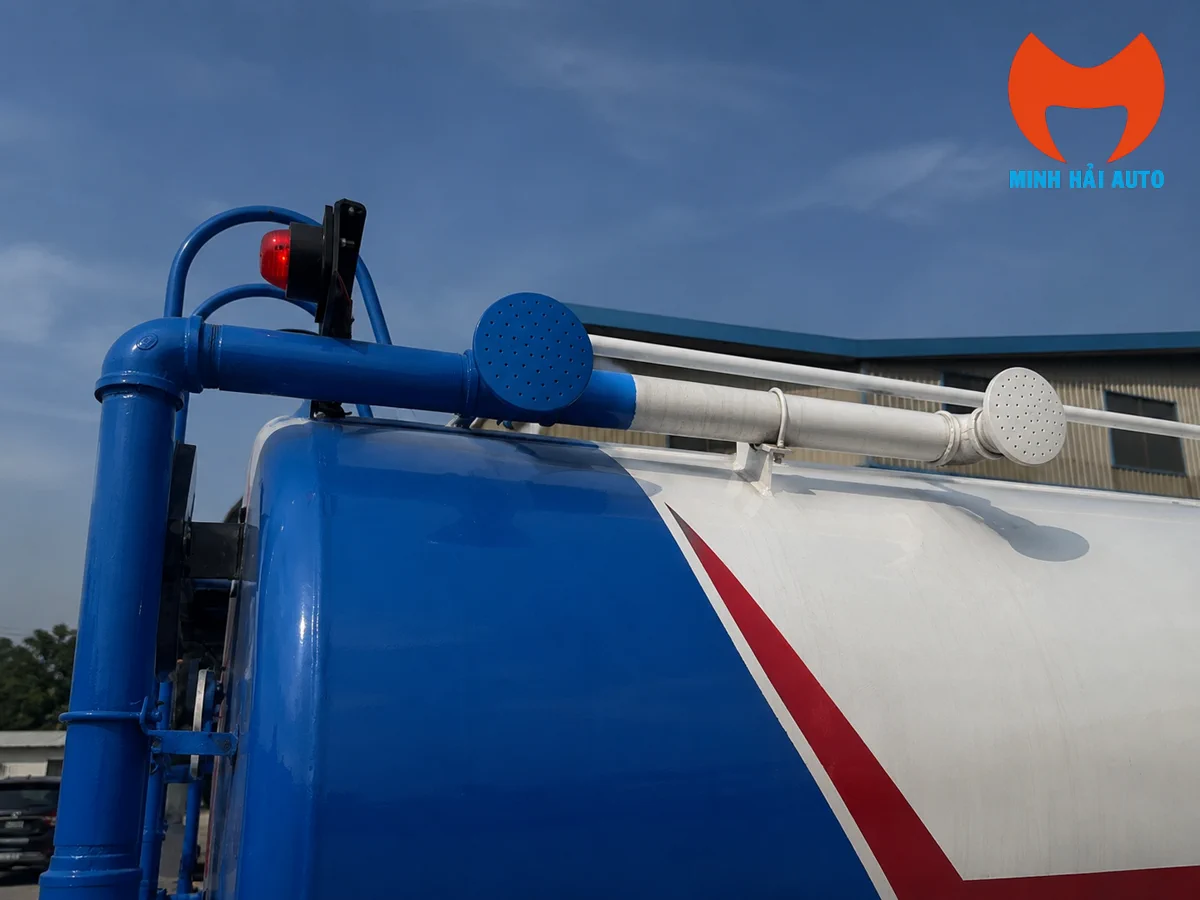 Pép phun tưới cây hai bên hông xe xi téc nước